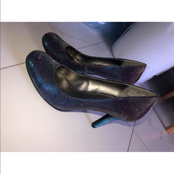 Holographic shoes - Picture 2 of 5